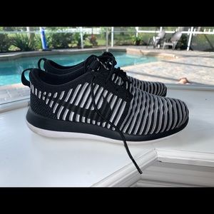 Women’s Nike Tennis Shoes